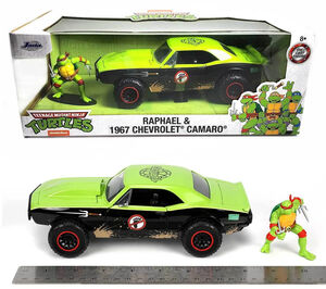 Jada Toys - 1:24 1967 Chevy Camaro with Teenage Mutant Ninja Turtles Raphael Figure 