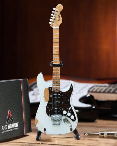AXE HVN MICK MARS MOTELY CURE FENDER STRAT W