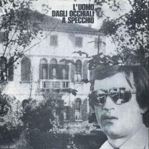 L'uomo Dagli Occhiali A Specchio