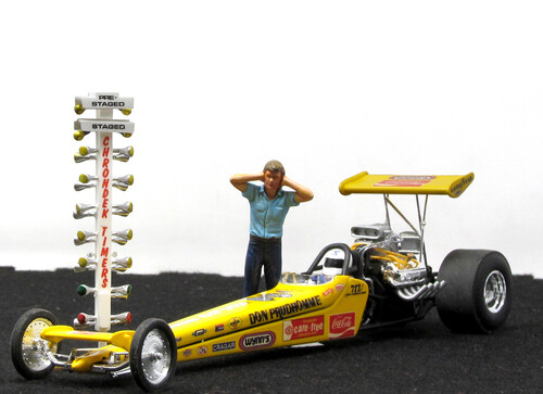 Don The Snake Prudhomme's Rear Engine Dragster with Christmas Tree Starting Light 1/24 Scale Model Kit