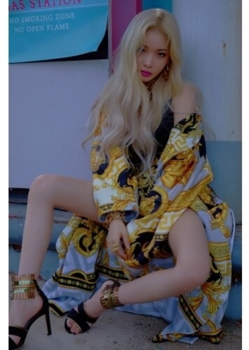Flourishing (Incl. 76pg Booklet, Postcard + Photocard) [Import]