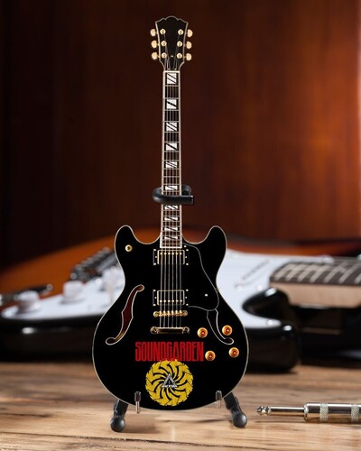 AXE HVN 2MS085008 CHRIS CORNELL SOUNDGARDEN GUITAR