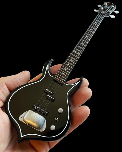 GENE SIMMONS KISS SIGNATURE PUNISHER MINI BASS