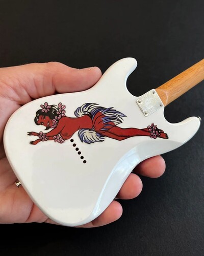 AXE HVN STEVIE RAY VAUGHAN CHARLEY STRAT GUIT