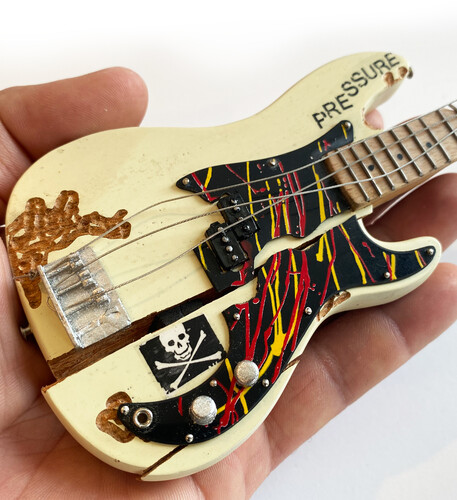 Fender Percision Bass PRESSURE 10 Inch Miniature Guitar Replica Collectible