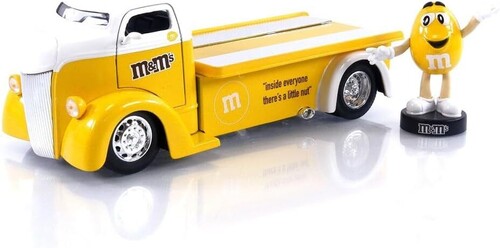 1:24 M&M'S 1947 FORD COE FLATBED W/  YELLOW FIG