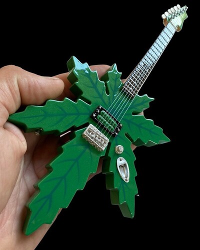 CHEECH & CHONG SWEET LEAF MARY JANE MINI GUITAR